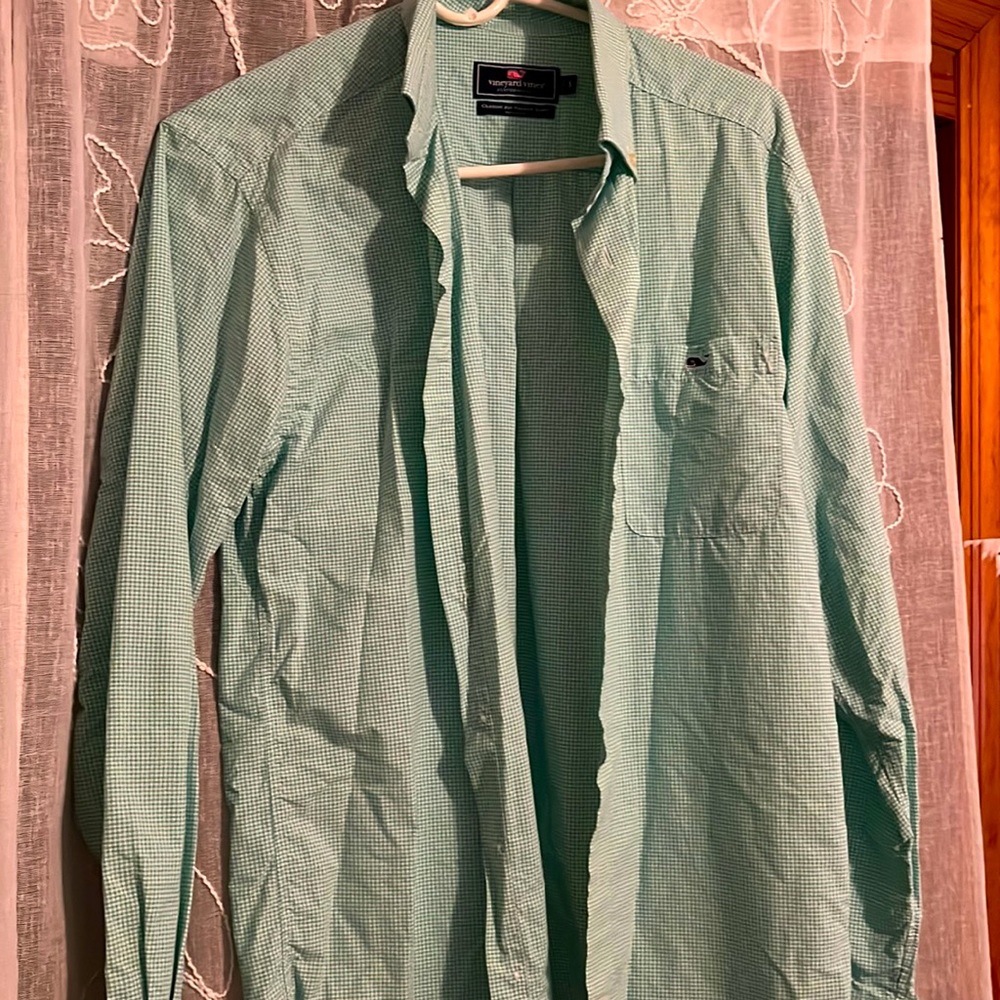 Like new Vineyard Vines men’s button down shirt size S in a nice green pattern